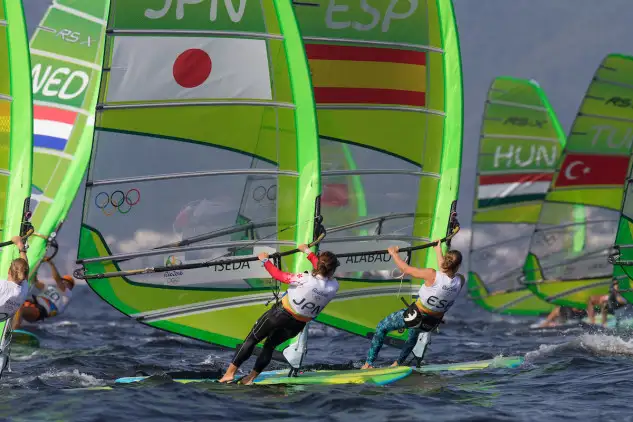 Marina Alabay luchando con la japonesa Mugumi Iseda en una salida. Foto: Sailing Energy