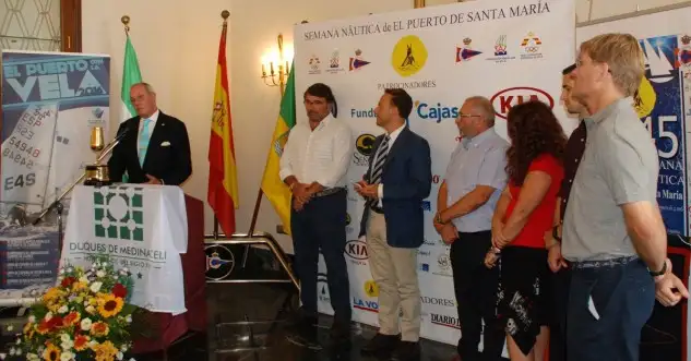José María Escribano, uno de los más prestigiosos dirigentes de la vela española, presentó la Semana del Puerto. En la puesta de largo personajes imprescindibles en este histórico evento, amén de "Joselito" Escribano, como el Alcalde del Puerto, varios de sus concejales, Angel Ruiz, Nicolás Mariño y el inolvidable Norberto Jiménez, al que siempre estaban llamando al teléfono...