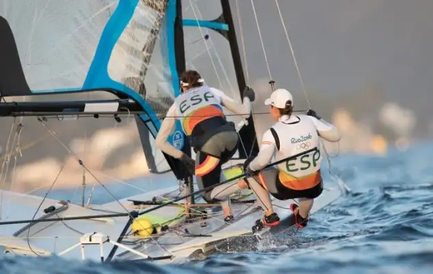 La vela española opta a la primera medalla. Se trata de la clase RS:X Femenino en donde la sevillana Marina Alabau parte en sexta posición a seis puntos de la primera clasificada, la italiana Flavia Tartaglini. Hasta siete windsurfistas tienen opciones al oro y por lo tanto al podio. Alabau que defiende título, saldrá a por todas y a por la medalla. En RS:X Masculino, Iván Pastor se ha clasificado en décima posición y buscará su primer Diploma Olímpico, tras cuatro participaciones en JJ.OO.