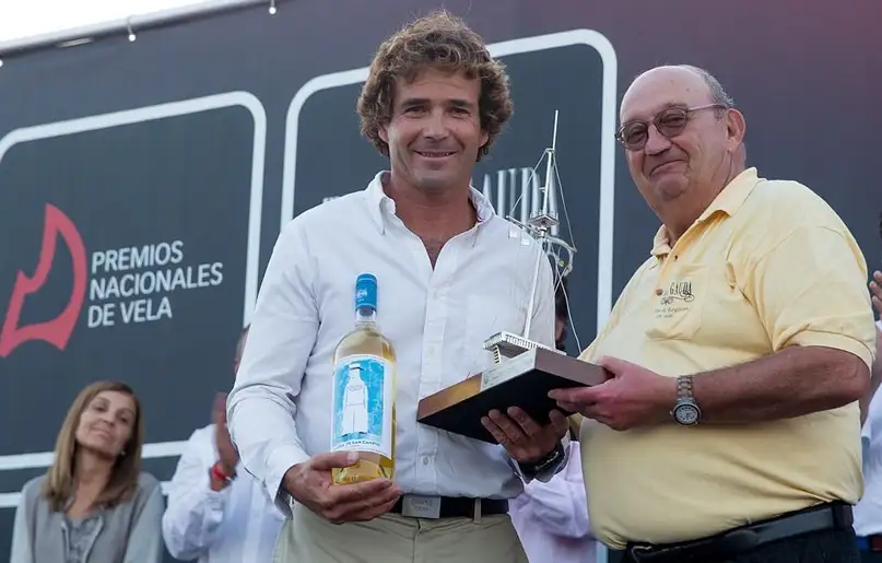Uno de los premiados en el 2015: Chuny Bermúdez de Castro, recibe el galardón de José María Fonseca Moretón Presidente de Terras Gauda (María Muiña).