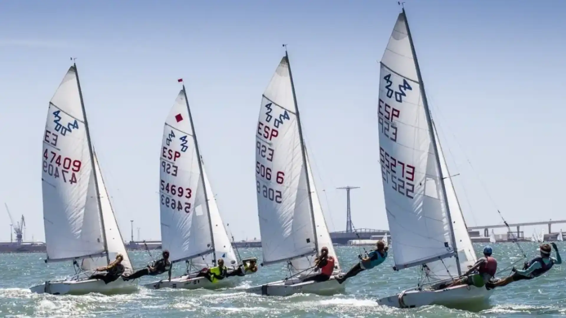 End to light sail in the Nautical Week of the Port. The Regata Juan de la Cosa begins