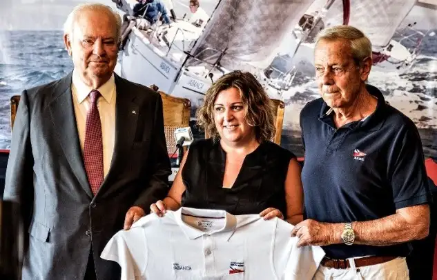 Don Javier Etcheverría, Presidente de Abanca (a la izquierda) como siempre apoyando a la vela.
