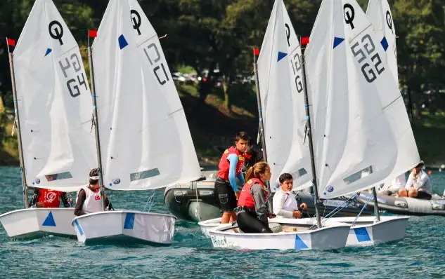 La flota española de Optimist, tras perder con Turquía y Suecia en la liguilla de ocho, entra en el Round Robin por la quita a la novena plaza. Italia, Suecia, Malta y Turquía pasan a semifinales (Pep Portas)