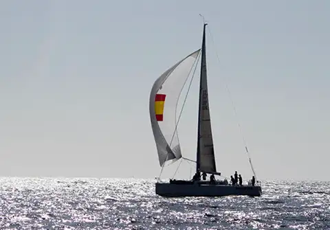 El Farr de la Armada Española "Mirfak" patroneado por Diego López ha dado el campanazo en la primera jornada