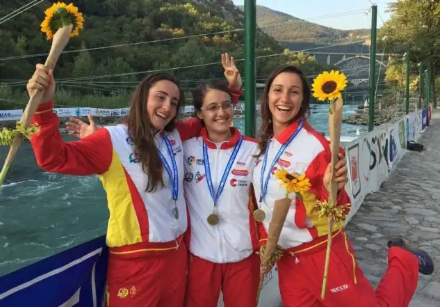 Julia Cuchi, Laia Sorribes e Irene Egues se colgaban la medalla de bronce en la tercera jornada