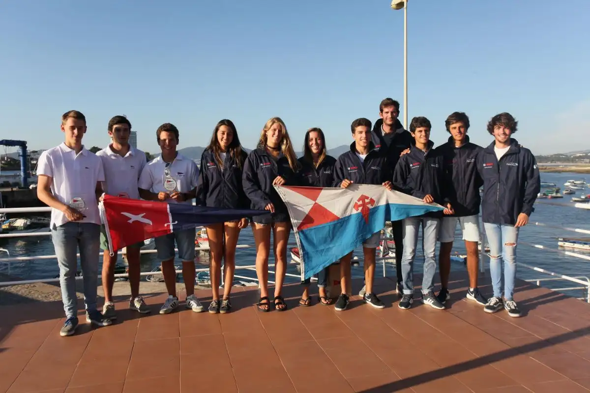 Los medallistas de vaurien en la terraza del Marítimo de Canido