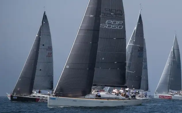 Muchos barcos y poco viento en la jornada inaugural del Príncipe de Asturias en Baiona
