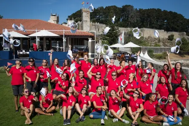 las pruebas de la ¡HOLA! Ladies Cup, que empezaron con apenas cinco minutos de diferencia con respecto a los J80. Tras disputarse dos mangas, la victoria fue para la lusa Marta Ramada, del club We Do Sailing, a bordo del HELLO FASHION MONTHLY. El ¡HOLA! del Real Club Náutico de Barcelona, patroneado por Elena Saez, logró situarse en segunda posición y dejó el tercer puesto para el HELLO! de Conchi de Pedro, que compite por el Real Club de Regatas de Alicante.