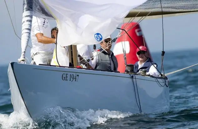 A bordo del Gallant, y acompañado por Pedro Campos, el rey logró el tercer puesto de la general, por detrás del Alibaba II del Royal Thames Yacht Club, patroneado por Miguel Lago, que venció en las dos mangas celebradas en el que fue el primer día de regatas para los 6m. En segunda posición se colocó el Erica del Royal Yacht Squadron, patroneado por Violeta Álvarez.