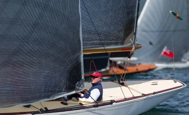 Por delante del Rey en la clasificación de los 6m se situó el vigués Miguel Lago que, a bordo del Alibaba II del Royal Thames Yacht Club, completó dos fantásticas regatas en esta trigésimo primera edición del Príncipe de Asturias. Cerró el podio de ganadores de la clase el Erica de Violeta Álvarez, que corrió por el Royal Yacht Squadron.