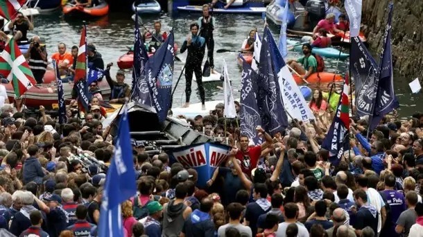 El equipo de Bermeo ha marcado el mejor tiempo de la jornada, 19:22.48, y ha obtenido una ventaja de 1,78 segundos respecto al equipo guipuzcoano. "Kaiku" y "San Juan" estarán en la Tanda de Honor.