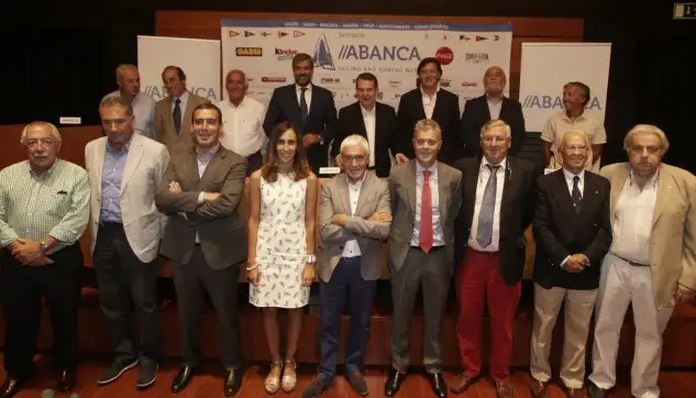 Foto de familia tras la presentación oficial en la sede de Abanca en Vigo