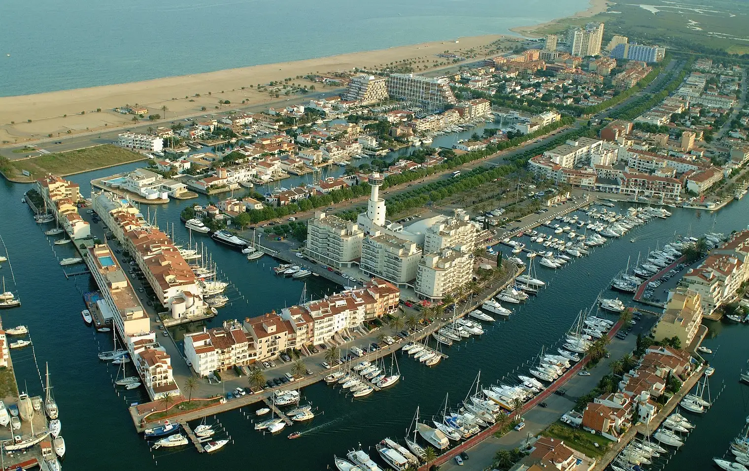 Con sus 5000 atraques (4300 privados y 700 para tránsito) Marina Empuriabrava en plena Costa Brava es el mayor de la costa española.