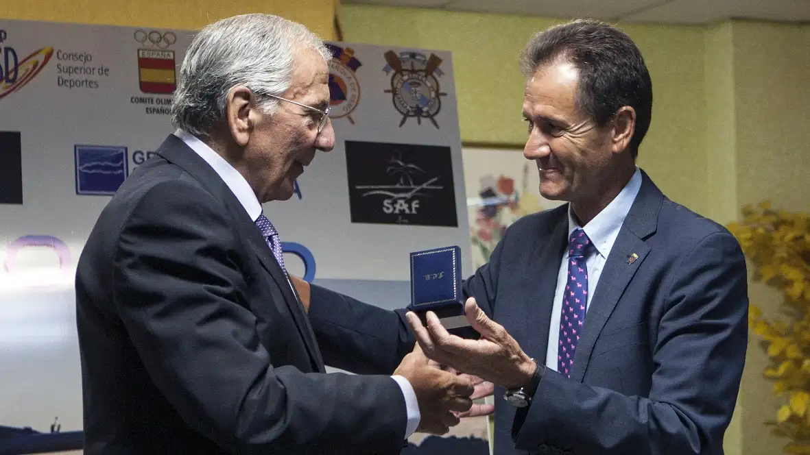 José Luis Méndez recibiendo del Presidente de la FER su insignia de oro