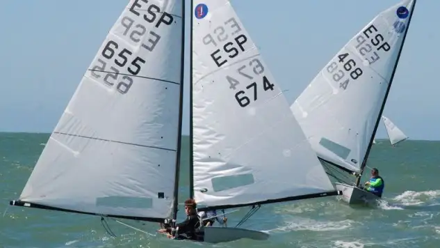 En la Bahía de Cádiz el catalán Miquel Salazar, del Club Nàutic l