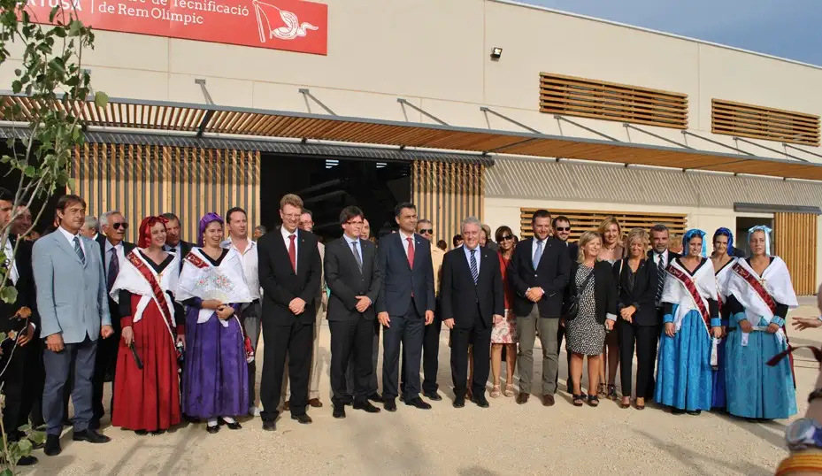 Foto de familia de las autoridades en la ceremonia de inauguración en Tortosa. En el transcurso del mismo, D. Fernando Climent entregó una placa de reconocimiento a la trayectoria de este club, que fue recogida por su presidente quien tuvo unas palabras de agradecimiento al Presidente de la FER.