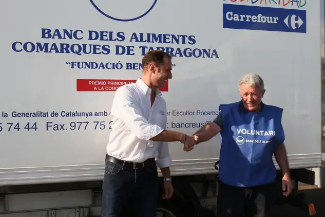 David Pérez Celma en nombre de Metromar entrega al Banco de Alimentos las capturas logradas (Pedro Seoane)