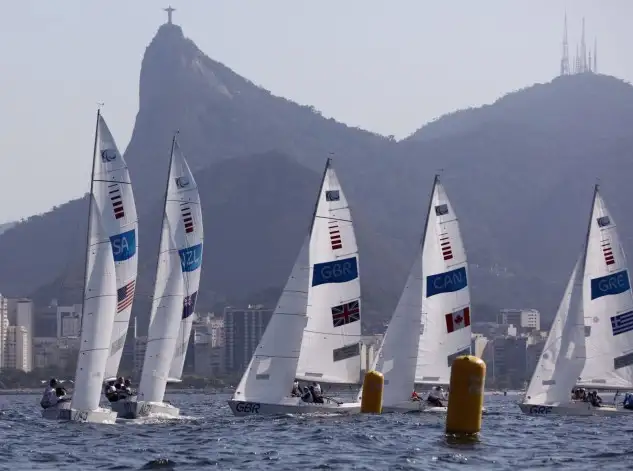La clase Sonar navegando en aguas de la bahía de Guanabara. Foto: World Sailing