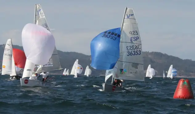 Los vigueses Cabello-Lago luchando eb cabeza con los vascos Arri-Pérez