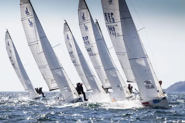 La flota de Mahou J70 durante una de las pruebas disputadas hoy en Sanxenxo. © María Muiña/RegataRey Juan Carlos I 