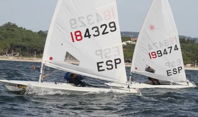 Alvaro Sobral Lusquiños a barlovento. Oro en láser radial del Náutico de La Coruña