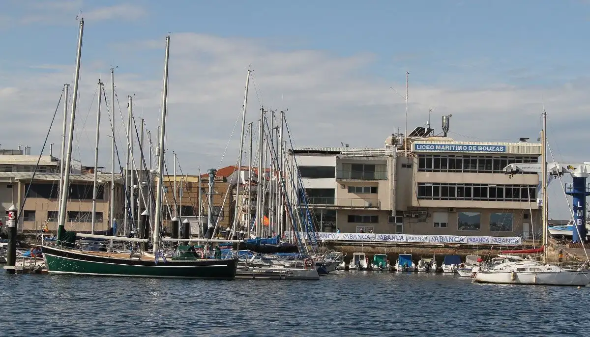 Las titulaciones náuticas de recreo habilitan para gobernar embarcaciones de recreo que no tengan fines comerciales. Las titulaciones náuticas de recreo son emitidas por la Dirección General de la Marina Mercante o las Comunidades Autónomas que hayan asumido estas competencias (País Vasco, Cantabria, Asturias, Galicia, Andalucía, Murcia, Valencia, Cataluña, Baleares, Canarias, Ceuta y Melilla.
