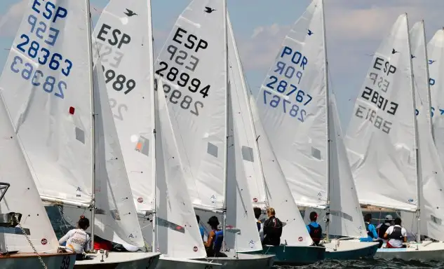 Día complicado en el Mar Menor, con unas condiciones de viento típicas de la zona. Sobre la 13:05 el comité lanzaba la regata pero al llegar el grueso de la flota a la baliza 1 un role de 20º obligaba a anular la prueba. La misma situación se iba a repetir en la segunda intentona aunque ya a la tercera iba a ser la buena, con salida a las 14:07 con un viento de 12 nudos de intensidad sobre un eje del 170º que ha subido hasta los 15.