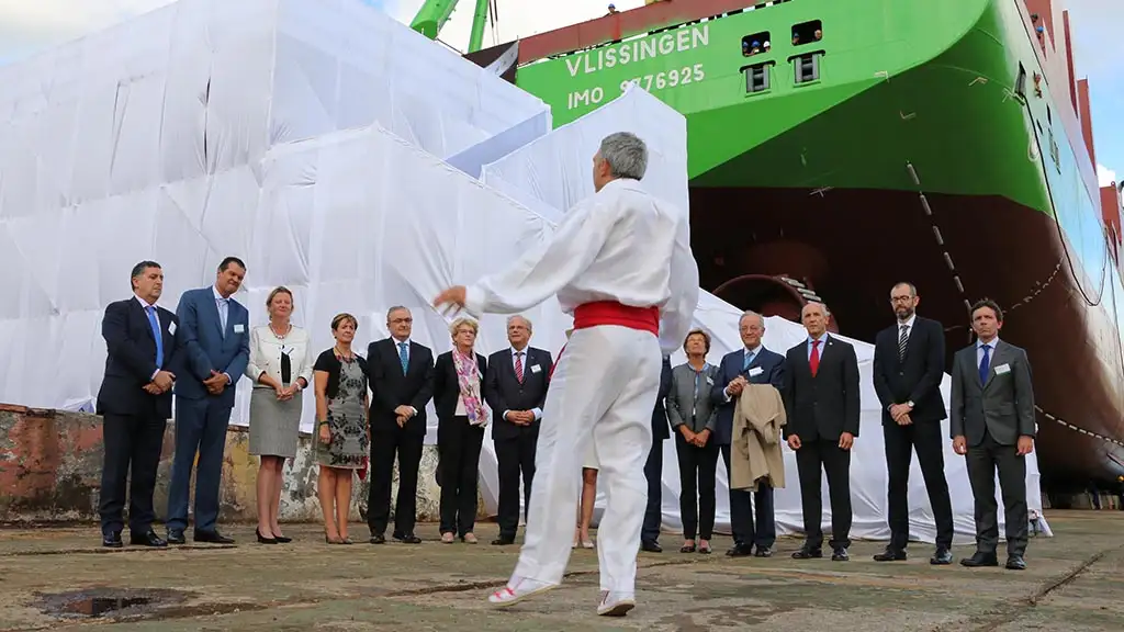 El consejero de Justicia y Administración Pública, Josu Erkoreka, y la consejera de Desarrollo Económico y Competitividad, ArantxaTapia, asisten al acto de botadura del buque Living Stone en las instalaciones de La Naval. Un buque con una eslora de 161 metros equipado para la instalación de cableado marino para el sector de energía eólica offshore (Irekia Euskadi)