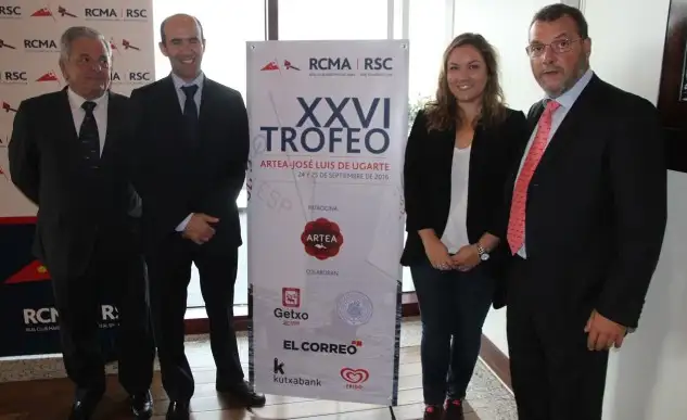 El Comodoro del Marítimo, Tomás Alonso Allende, los representantes de Artea, Enrique Echevererría y Anaida Flores, y Eduardo Santamarina Director Deportivo del Marítimo, en el acto de presentación