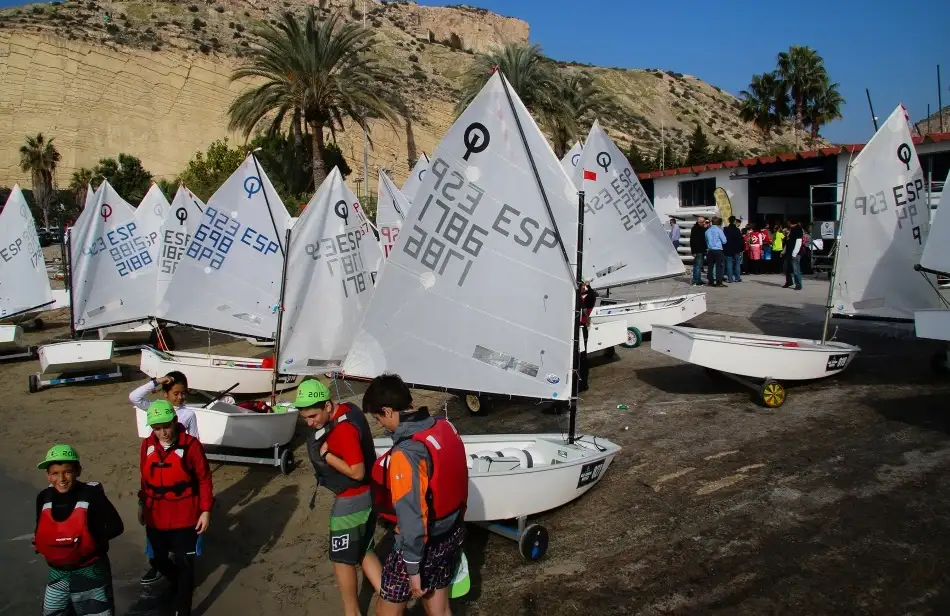 Las escuelas de vela de los clubes náuticos valencianos, han atendido a 12.466 alumnos durante los meses de verano
