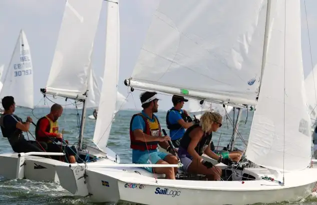 Los canarios Gustavo y Rafael del Castillo lideran el grupo, pero lo hacen con 10 puntos, mientras que el brasileño Alexandre Tinoco y Victor Pérez son segundos a 1 puntos. Por detrás, los locales Francisco y Marina Sánchez y los almerienses Pablo Fresneda y Eliezer Fernández se encuentran en la tercera plaza y ambos con 13 puntos (Pep Portas)