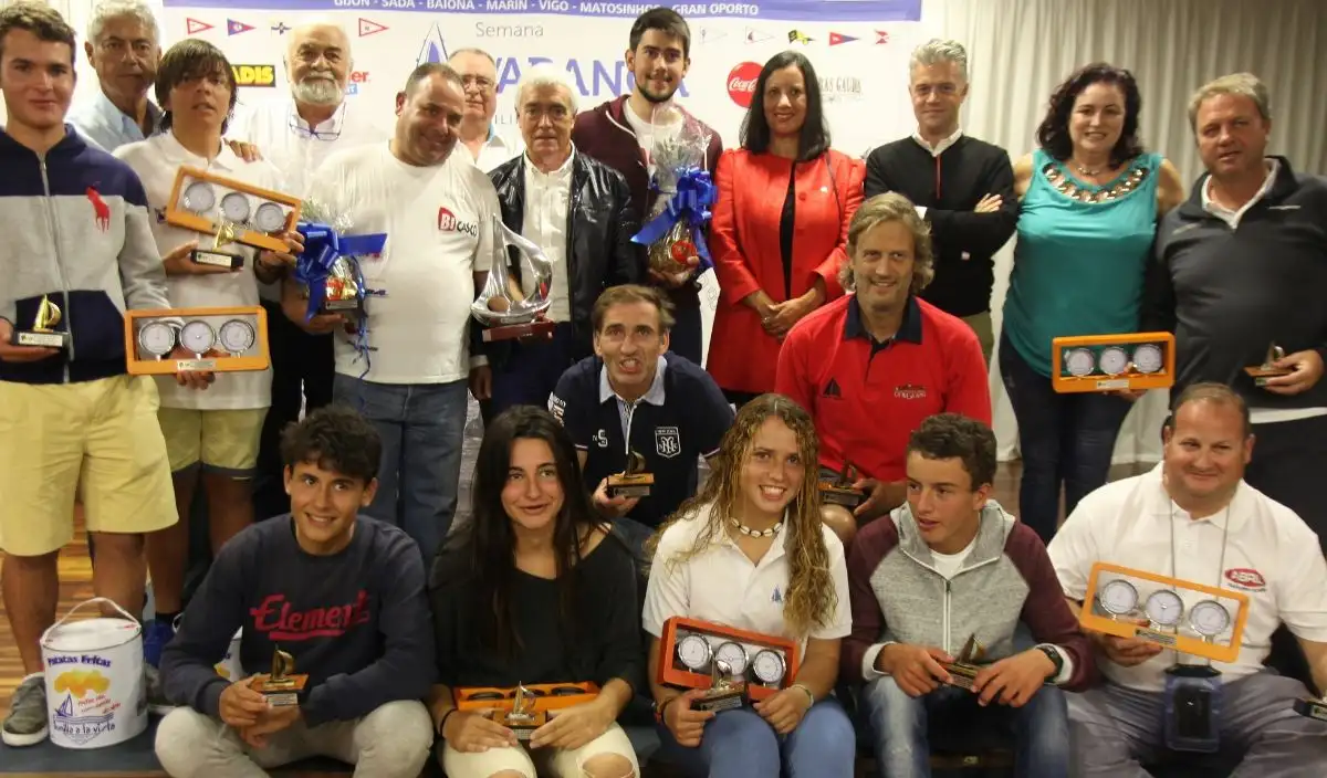 Foto de familia de todos los premiados con José María Martínez Bosch presidente del Liceo, Manel Fernández concejal de deportes de Vigo, representantes de Abanca y Gadis, así como staff de la Semana Abanca
