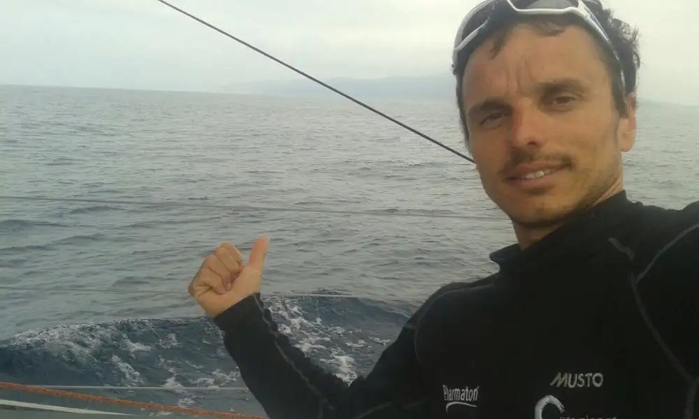 Dídac Costa señala el camino durante la pasada Barcelona World Race.