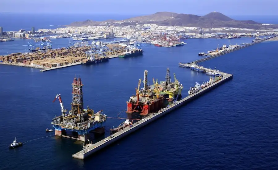  Manuel Gracia, presidente de la Autoridad Portuaria de Sevilla, y Luis Ibarra, su homólogo en Las Palmas, coinciden en afirmar que la adaptación a la normativa comunitaria para la regulación de la estiba es un "toro que habrá que coger por los cuernos" lo antes posible.