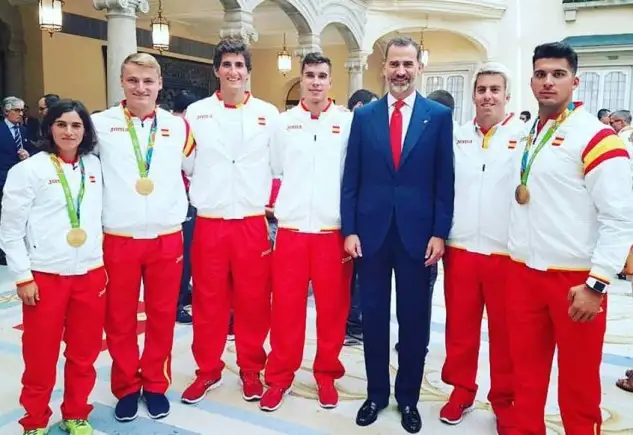Los medallistas de piragüismo con El Rey (RFEP)