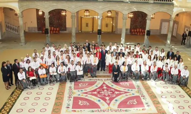 Los deportistas estuvieron acompañados en el encuentro con Sus Majestades los Reyes y Su Alteza Real la Infanta Doña Elena por el ministro de Educación, Cultura y Deporte en funciones, Íñigo Méndez de Vigo, el presidente del Consejo Superior de Deportes, Miguel Cardenal, el presidente del Comité Olímpico Español, Alejandro Blanco, y el vicepresidente primero del Comité Paralímpico Español, José Alberto Álvarez, así como los miembros de los comités ejecutivos olímpico y paralímpico.