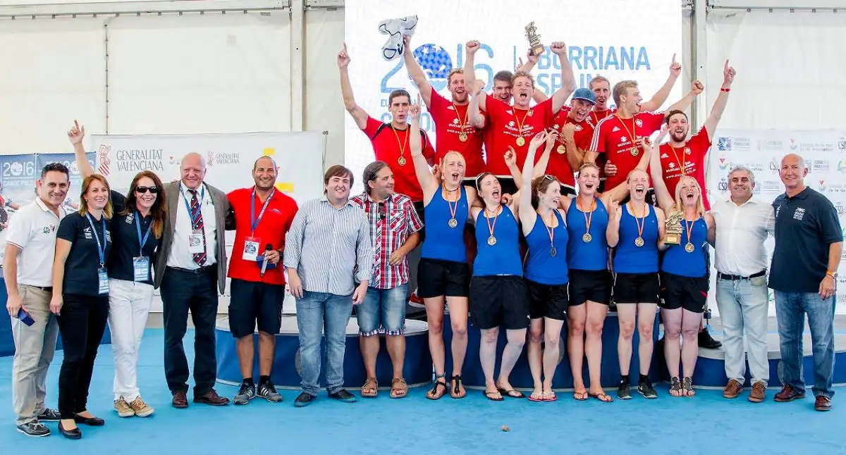  Foto de los vencedores con organizadores y autoridades. El RCN Castellón termina en séptima posición después de jugar a un gran nivel en el Europeo celebrado en Burriana.