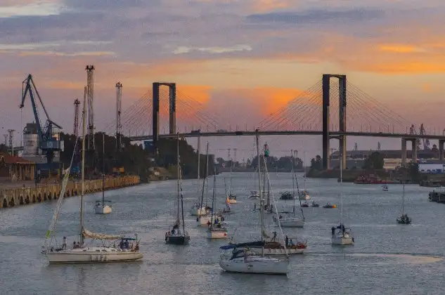 Llegada de la flota a Sevilla, después de haber sido recortado el recorrido debido al poco viento.