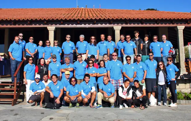 Profesionales de medios de comunicación de Galicia, Asturias, Cantabria y Madrid antes de comenzar la Press Race en el MRCY de Baiona