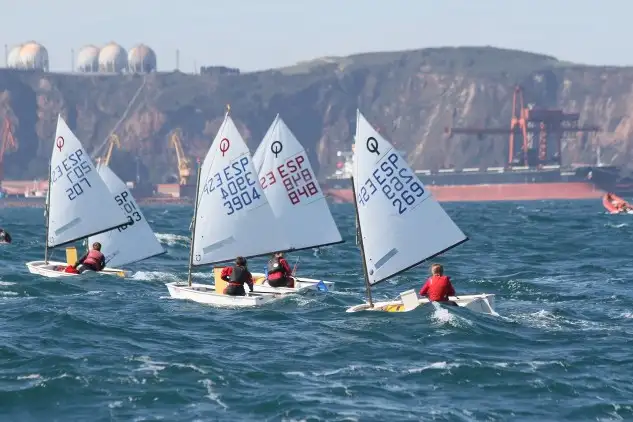 Por Galicia estarán las flotas del Club Marítimo de Canido vigués, el Monte Real Club de Yates de Baiona y el Real Club Náutico de La Coruña con regatistas de las provincias de La Coruña, Lugo, Ourense y Pontevedra