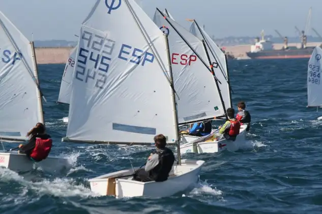 -Cataluña desplaza a varios de los mejores optimistas españoles, de las flotas del Club de Vela Palamós de Girona, el Club Nautic Cambrils de Tarragona y los barceloneses del Club Náutic El Balís y el Club Náutic El Masnou