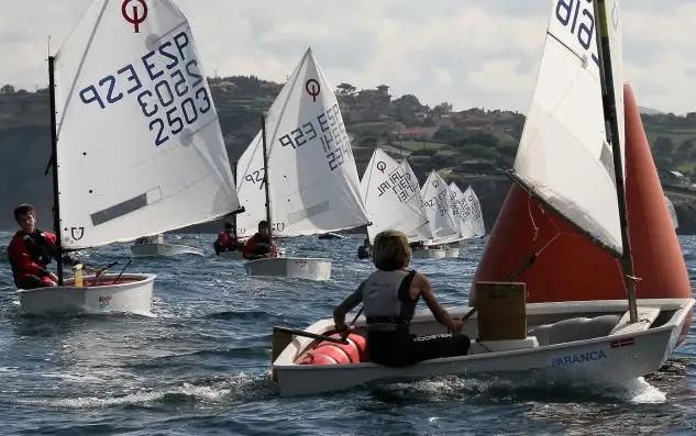 Marcal Costa del Club de Vela de Palamós-Girona en cabeza de la flota