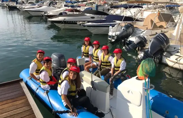 Uno de los grupos de escolares antes de comenzar las labores de limpieza