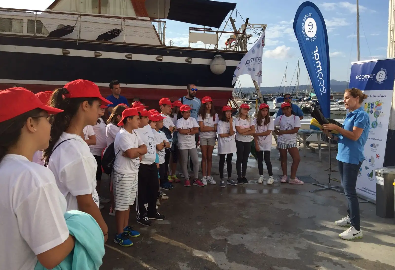 La presidenta de la Fundación Ecomar, Thereza Zabell, explicando a los escolares el proyecto