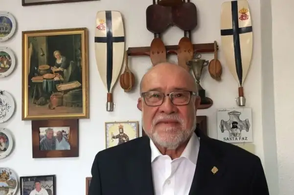 “Una enorme sorpresa” así es como mencionó el acto D. Juan Rodríguez Marín, Presidente del Real Club de Regatas de Alicante, al recibir la insignia de ORO de la Federación Española de Remo.