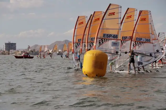 Salida de las tablas Techno en el Campeonato de España de Windsurf en aguas del Mar Menor.