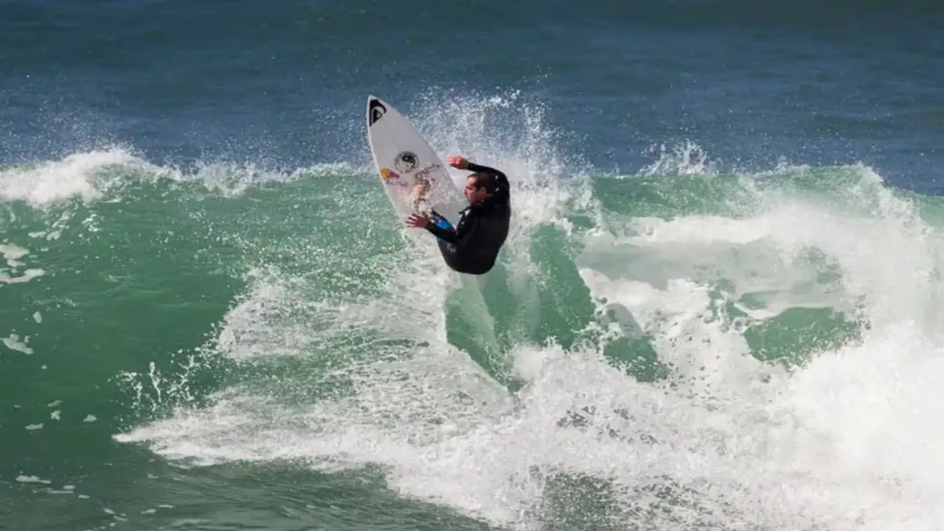 Red Bull proposes a new surfer challenge: Spain - Portugal