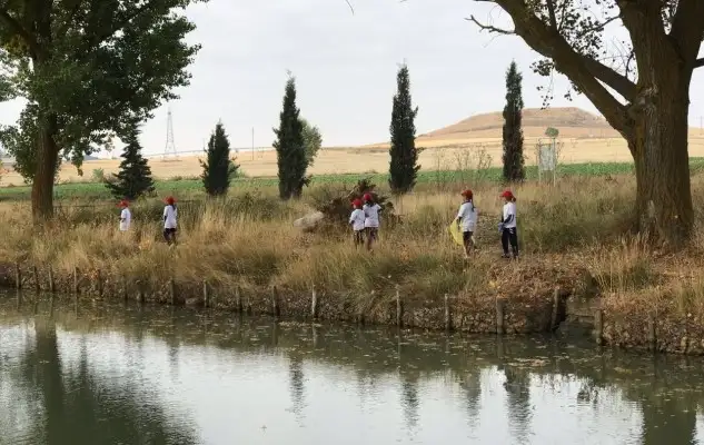 EL CANAL DE CASTILLA, es uno de los proyectos más relevantes de ingeniería civil de la España Ilustrada, el objetivo principal de su construcción fue servir como vía fluvial de comunicación y transporte que solucionase el problema de aislamiento al que estaba sometida la meseta castellana y leonesa, debido a una orografía complicada y una deficiente y mal conservada red viaria, que dificultaba y hacía casi imposible el transporte de los excedentes agrarios de la región, cereales en su mayoría. Las obras de este grandioso proyecto dieron comienzo el 16 de julio de 1753 en Calahorra de Ribas, término municipal de Ribas de Campos (Palencia), bajo la dirección de Antonio de Ulloa y el ingeniero jefe Carlos Lemaur.