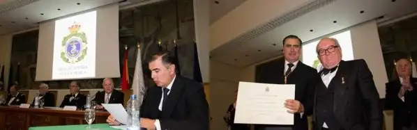 Tras finalizar su discurso, tomó la palabra D. Federico Esteve Jaquotot, numerario de la Academia y presidente de honor del CME, que resaltó la dilatada trayectoria empresarial de la familia Aznar, así como los méritos acreditados por Alejandro para representar a la Real Academia de la Mar, situándole como una de las personalidades más relevantes del sector naviero español de estos años. Esteve también recordó, en su contestación al discurso de Aznar, la etapa en Transmediterránea, una época difícil donde se acometieron importantes incorporaciones de buques y tripulación.