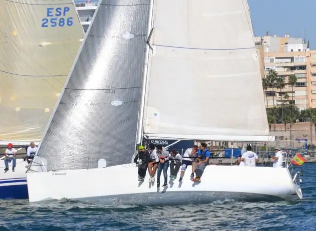 La jornada de sábado quedó en blanco ante la falta de viento, por lo que el domingo se disputó la regata costera con 10,5 millas para todas las clases a excepción de los ORC 4 que completaron un recorrido de 8,6 millas náuticas